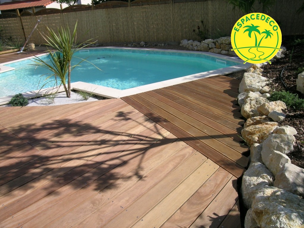 Un bois spécifique ? Votre artisan décorateur paysagiste Espacedéco intervient dans la réalisation de tour de piscine. 