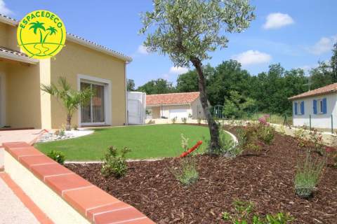 Nos paysagistes posent avec soin vos rouleaux de gazon sur l'ensemble de vos espaces verts. 