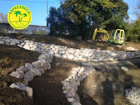 Pour garantir un jardin verdoyant, nos décorateurs / paysagistes mettent en place une terre fertile. 