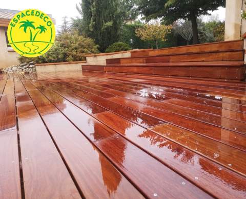 Terrasse avec ses escaliers en plancher exotique