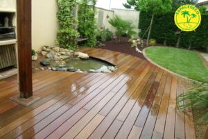 Terrasse bois avec bassin et son espace vert à Colomiers