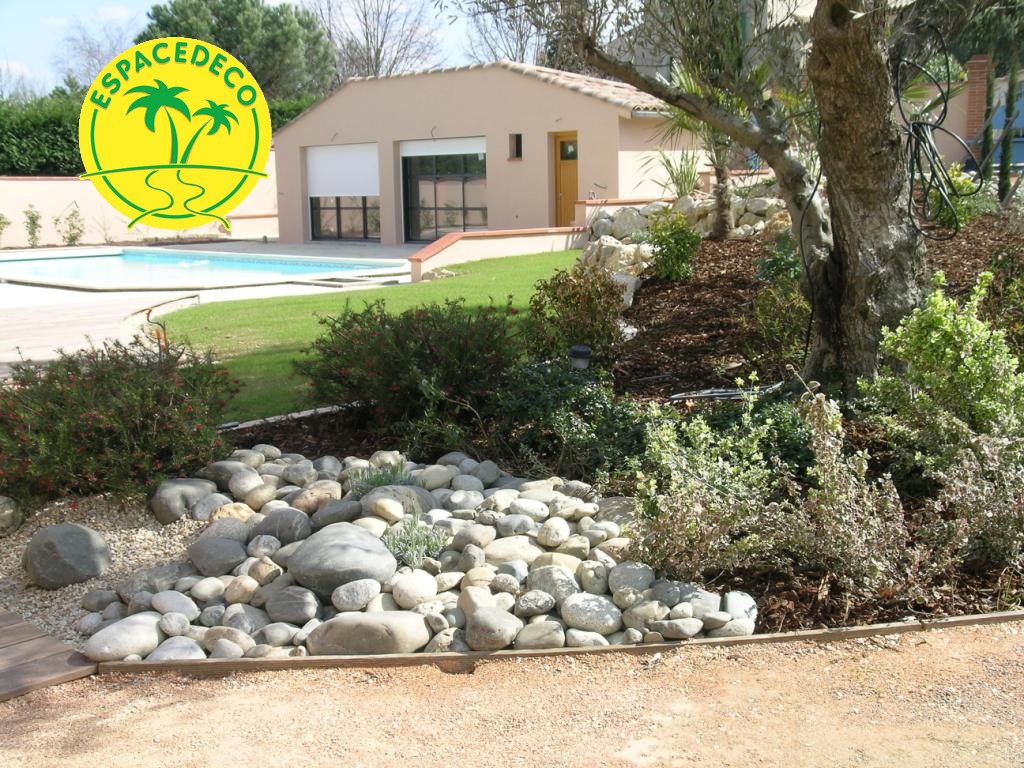 Aménagement de votre tour de piscine avec plantation méditeraneenes et minéral espace vert