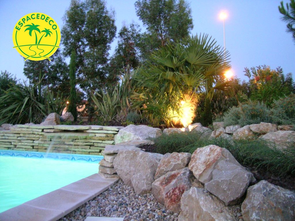 Muret avec une lame d’eau et minéral éclairé