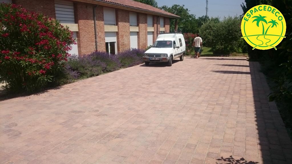 Après - terrasse en pavés avec trottoirs béton reconstitué