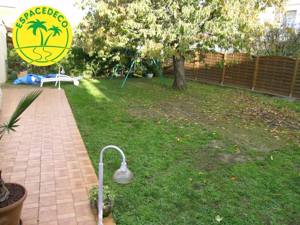 Avant - démolition d'une terrasse en composite sur Tournefeuille