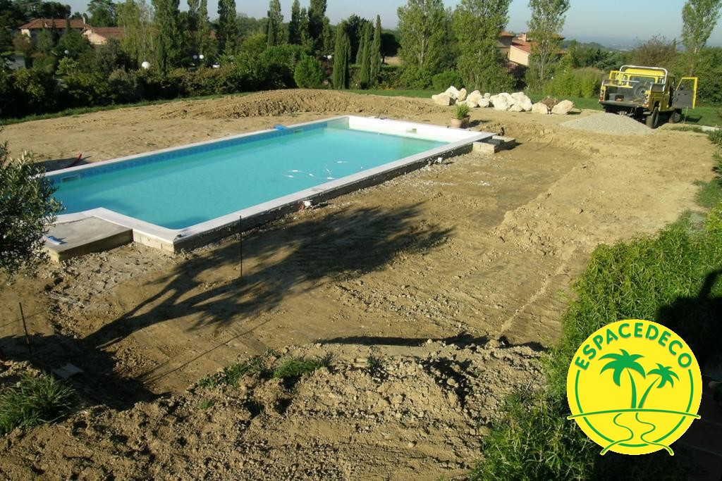 Après - finition espace vert et arrosage intégré autour d'une plage en bois sur Vieille-Toulouse