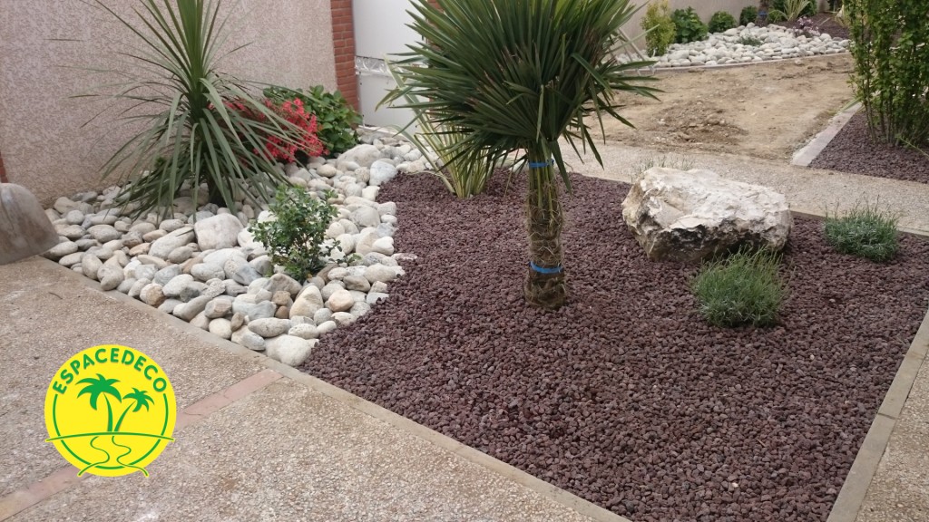 Création d’espaces extérieurs à Toulouse en pouzzolane et galets.