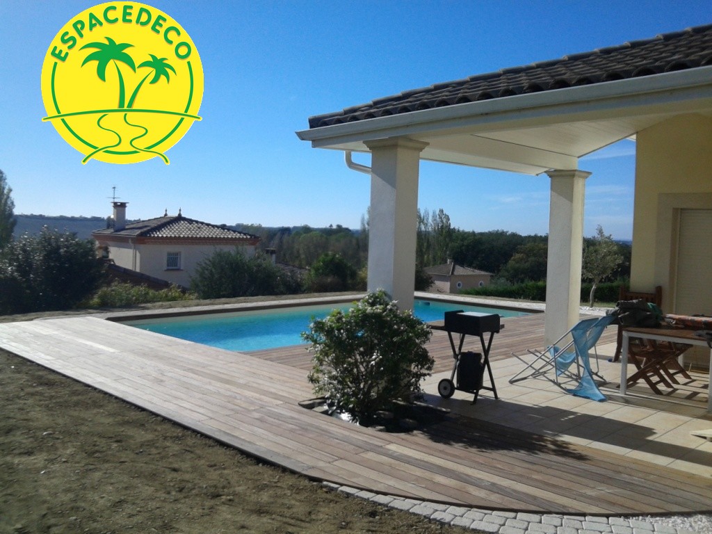 Tour de piscine en bois exotique avec sa doche et un coffre de rangement