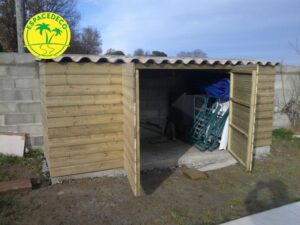Terrasse avec marche en bois exotique