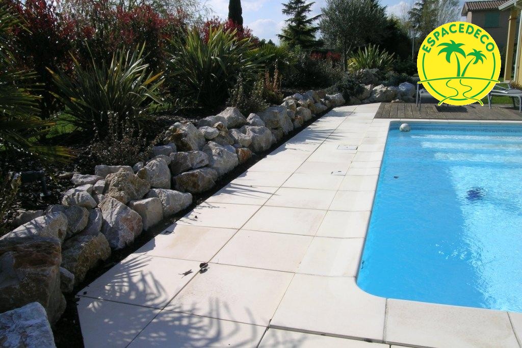 volume en bord de piscine